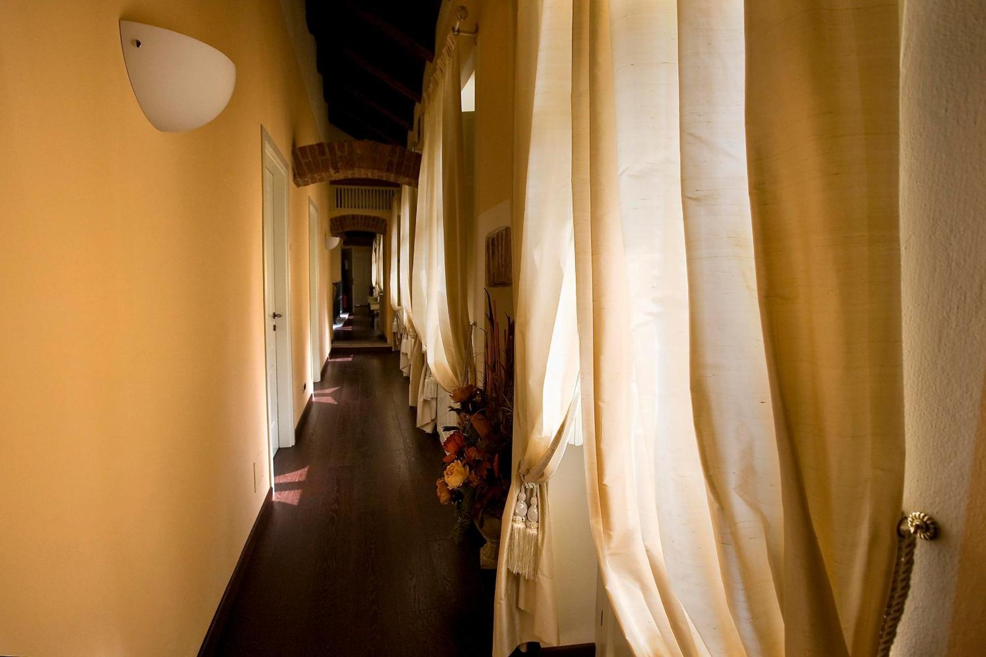 Hotel Cascina Di Corte เวนาเรีย เรอาเล ภายนอก รูปภาพ