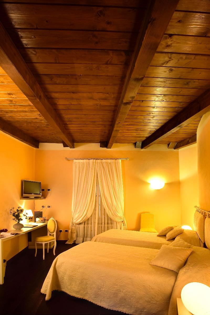 Hotel Cascina Di Corte เวนาเรีย เรอาเล ภายนอก รูปภาพ